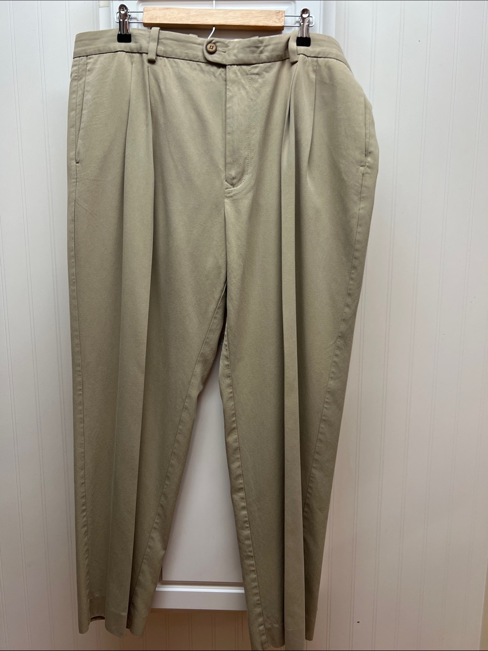 Tommy Bahama Men's Pleated Chinos in Light Khaki